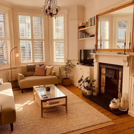 Stunning Home, Garden, Parking & Close Train Stations