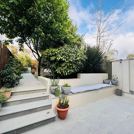 Stunning Home, Garden, Parking & Close Train Stations